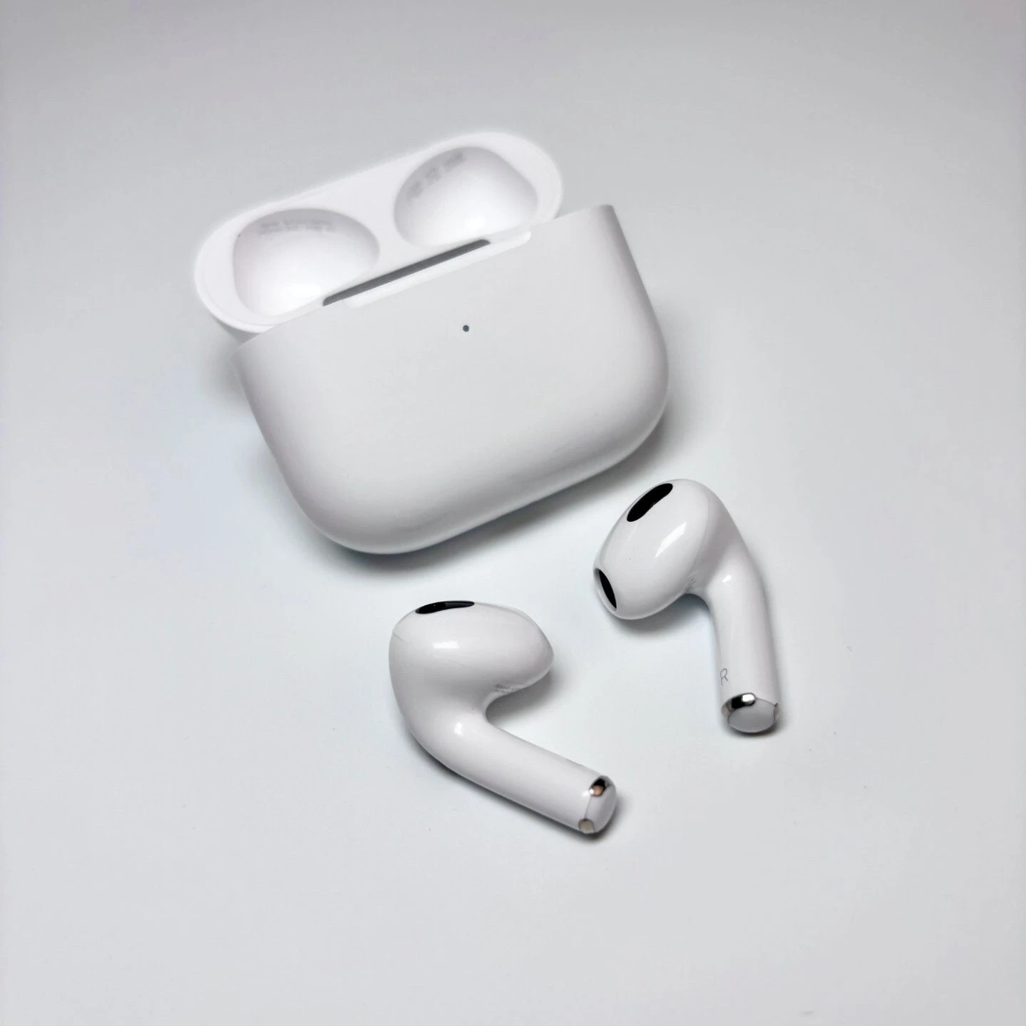 Low Latency Connection True Wireless Earbuds with Dual Mic Path