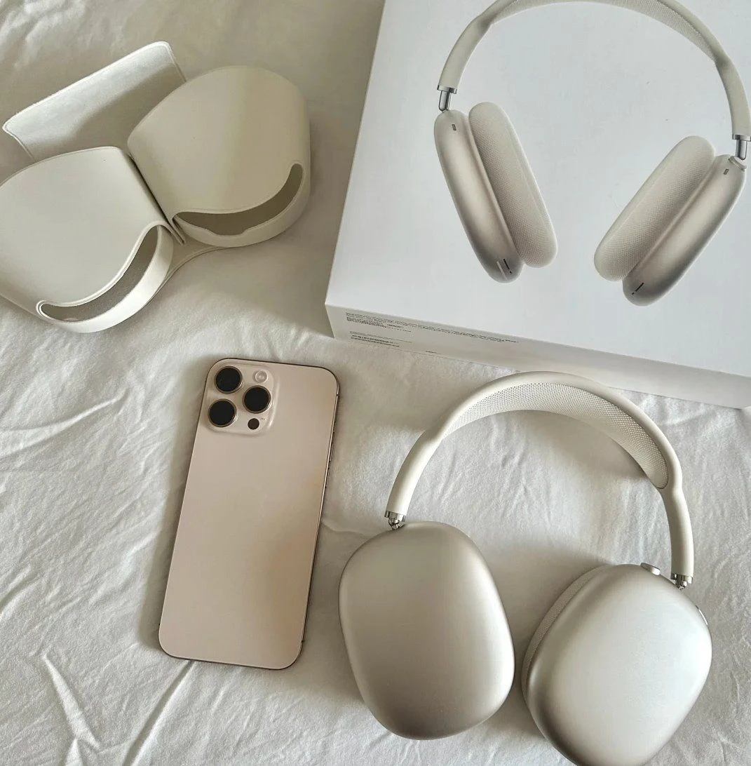 Max Second-Generation Bluetooth Headset USB-C Port