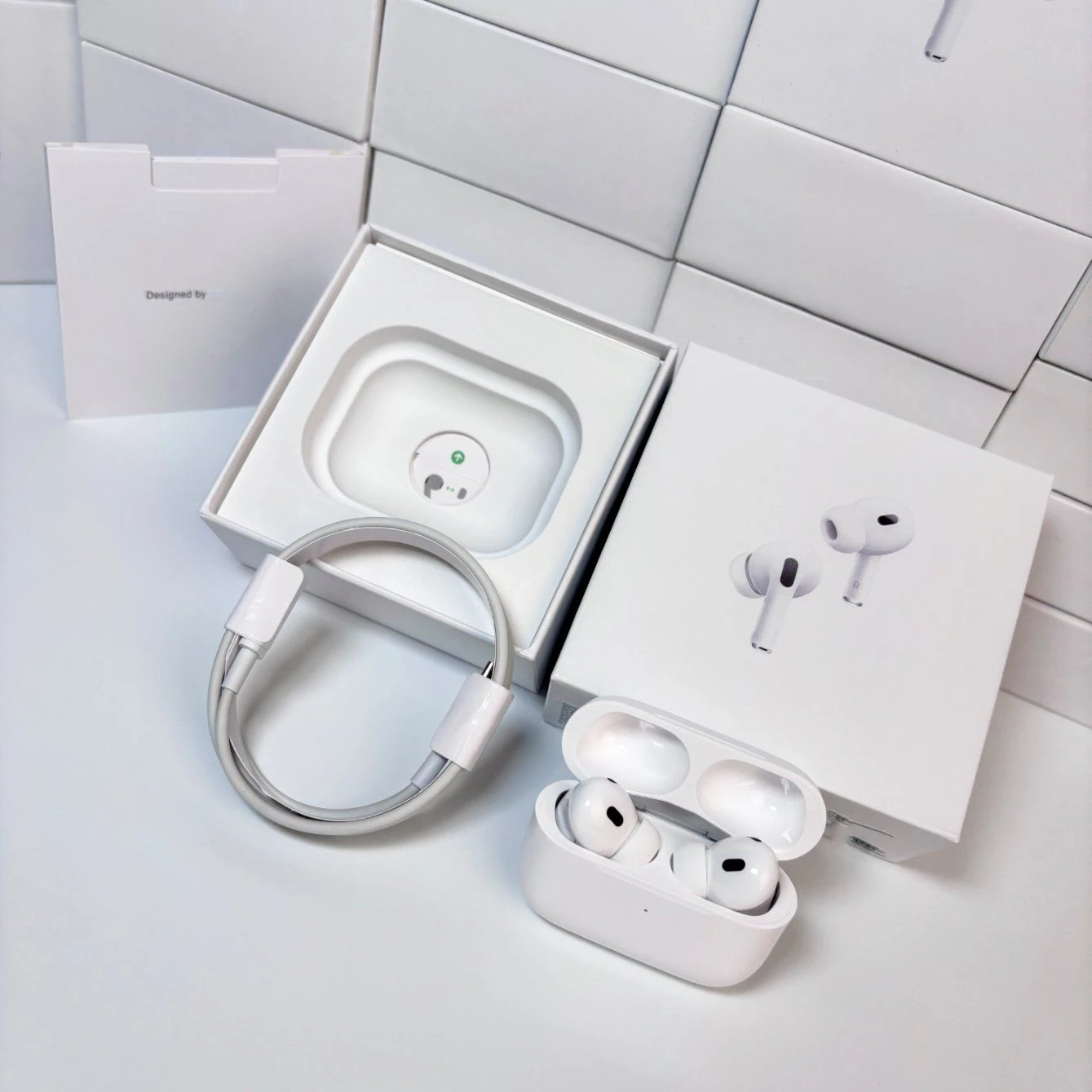 True Wireless Earbuds with Smart Ui Display and Signal-to-Noise Ratio up to 97db