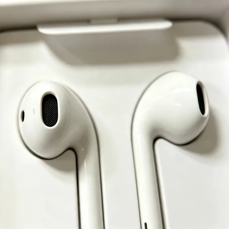 Wired in-Ear Headphone with Lightning Connector Built-in Microphone for Mobile Phone Wholesale